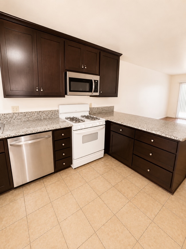 Building Photo - $1595 Moves You In - No August 2026 Rent - Two Bedroom must see! Parking On Site - Laundry On Site Unit B