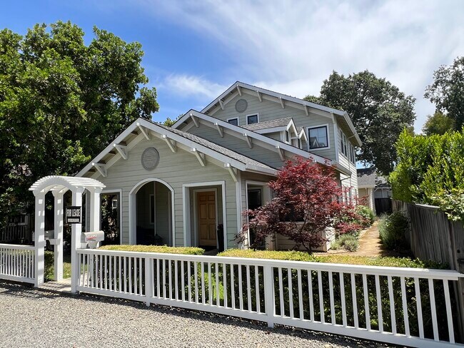 Photo - 2043 Madison St