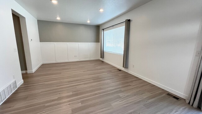 Photo - 4 Bed/ 3.5 Bathroom house in Lehi