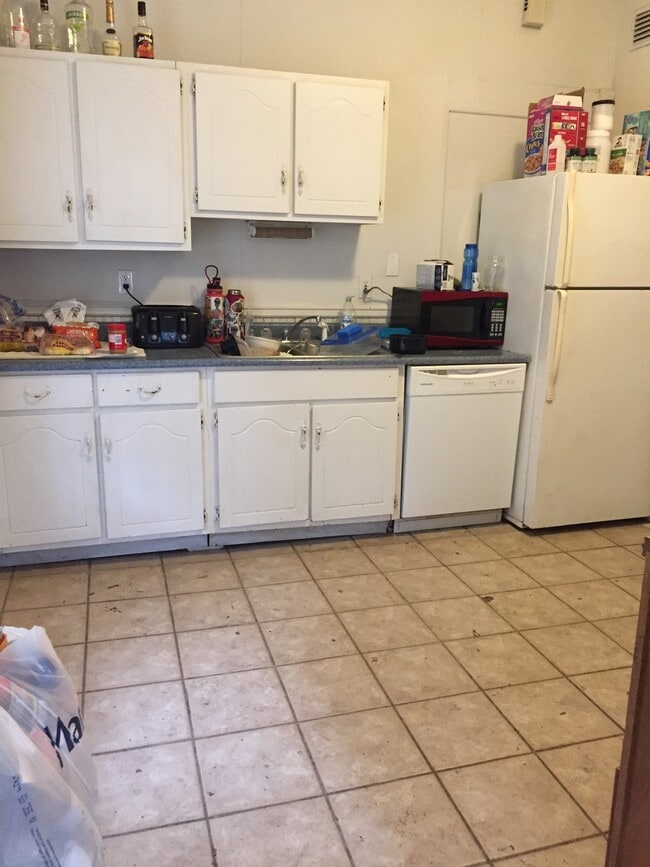 Kitchen - 260 Kentucky Ave Unit 1