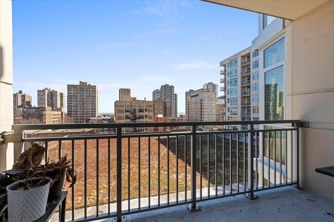 Photo - 1134 W Granville Ave Unidad 816