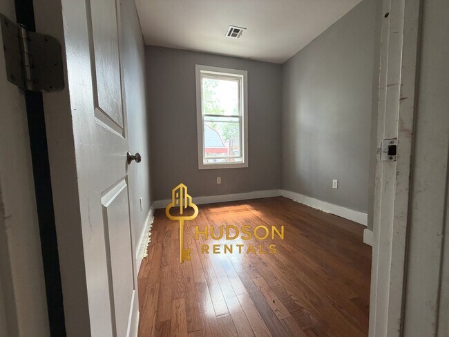 Photo - 230 Wilkinson Ave Unidad 2