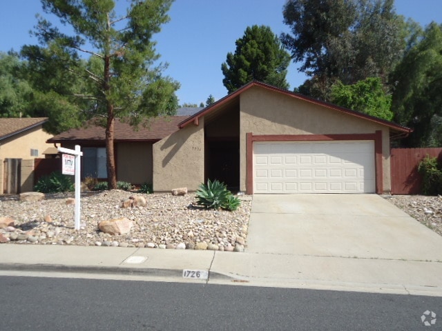 Building Photo - 3 Bedroom 2 Bathroom Single Story Home in ...