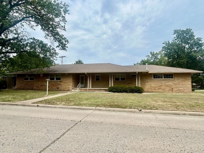 Building Photo - Great ranch style home located on a large ...