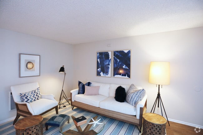 2BR, 2BA-1020 SF
