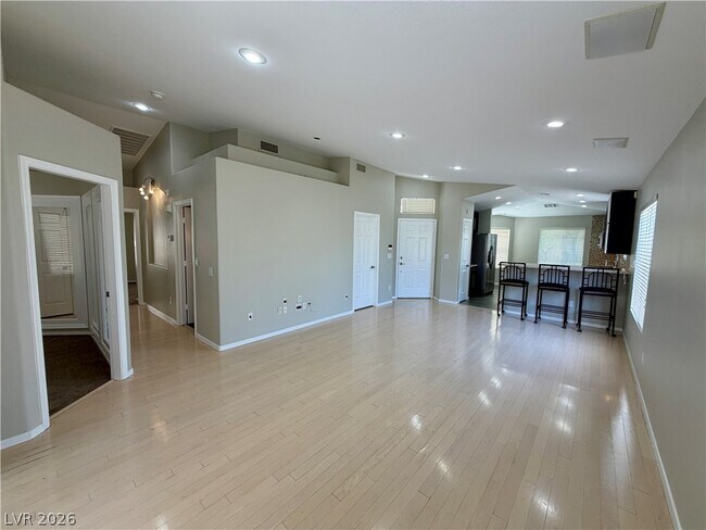 Photo - 276 Heatherstone St