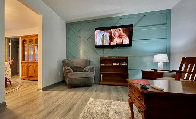 Photo - 145 Ridgeway Dr W