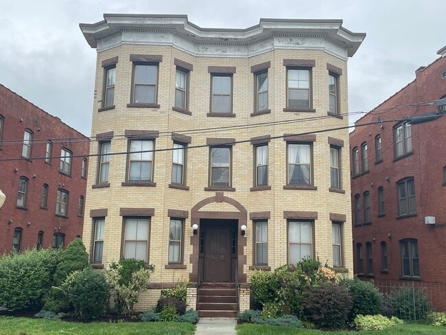 Building Photo - 34 Essex St Unit 2F Rental