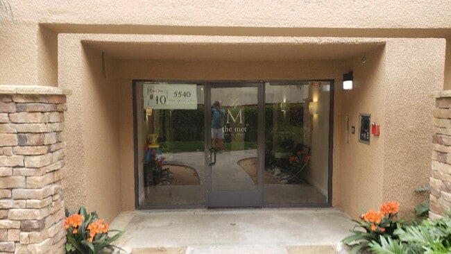 Building Photo - 5540 Owensmouth Ave Unit 216