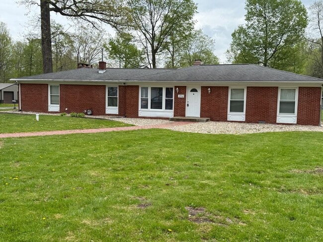 Building Photo - Very Large Home South of Warsaw 4 Bedroom