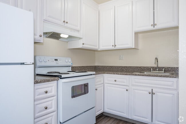 2BR, 1.5BA - 970SF - Kitchen