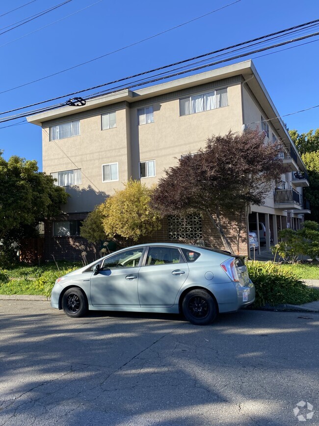 Building Photo - 1721 Berkeley Way Unit Must see Berkeley condo