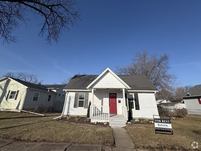 Building Photo - 3020 Dubuque St Rental