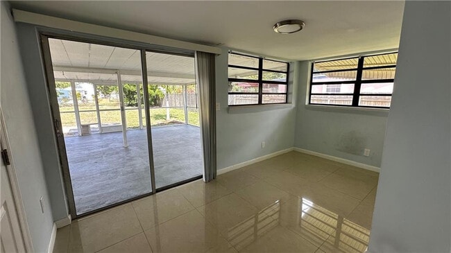 Photo - 2819 Plunkett St