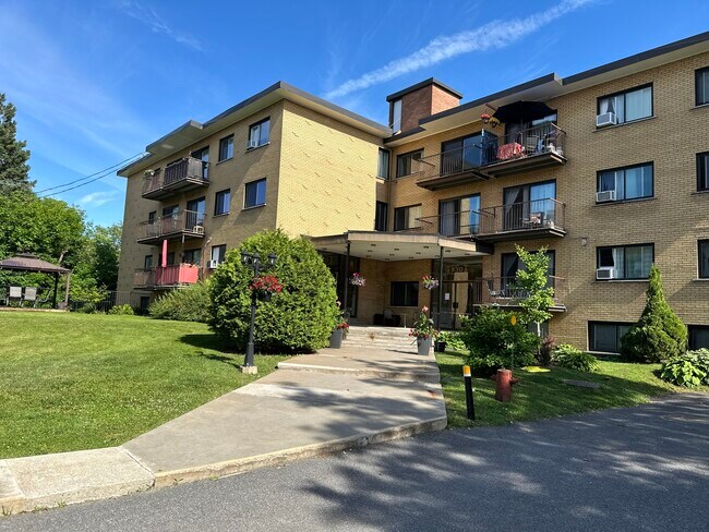 Photo - 910-930 Pl Sims