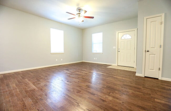 Photo - Spacious 5 bed 2 bath Downtown Springfield...
