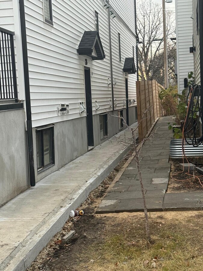 Photo - 11007 132 St NW Unit 2