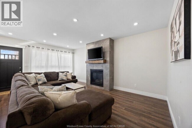 Photo - 960 Janette Ave