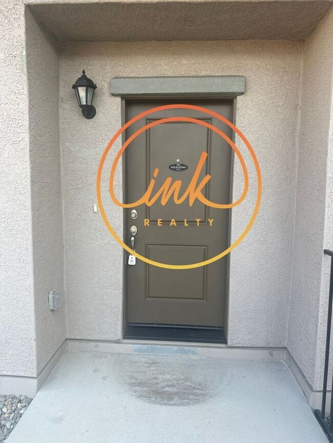 Building Photo - Modern 3 Bed, 2.5 Bath Townhome in Prime C...