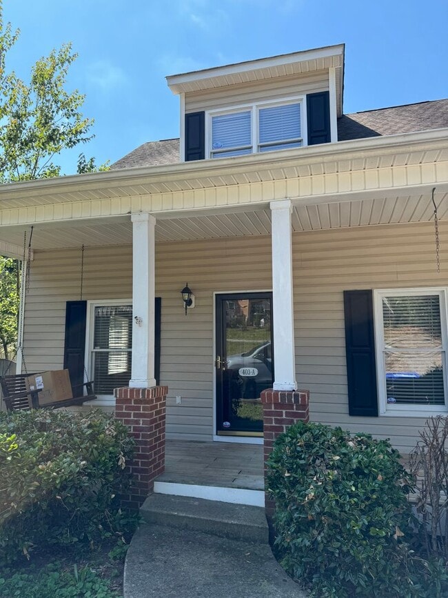 Building Photo - Price & Location!