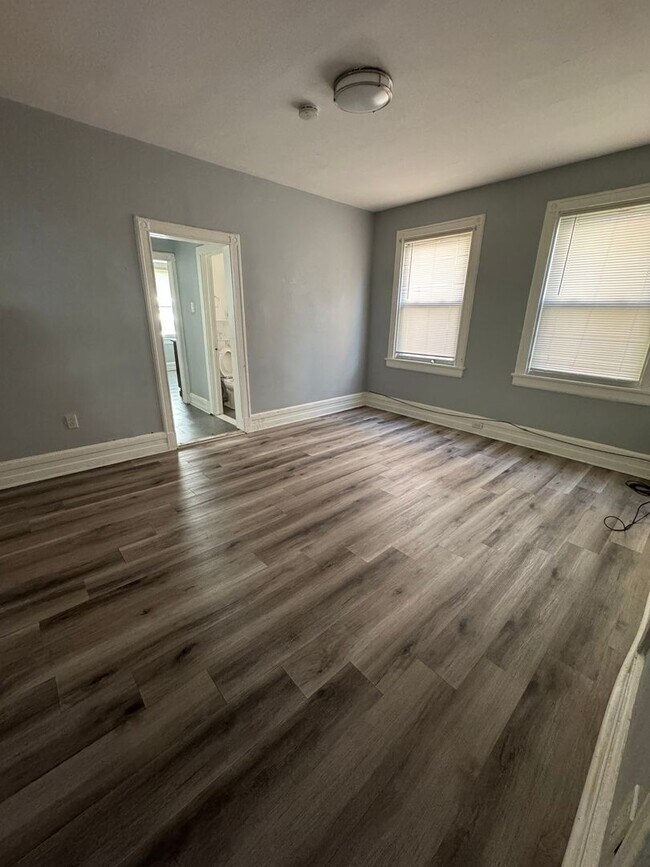Building Photo - 301-303 Dover St Unit 1 Rental