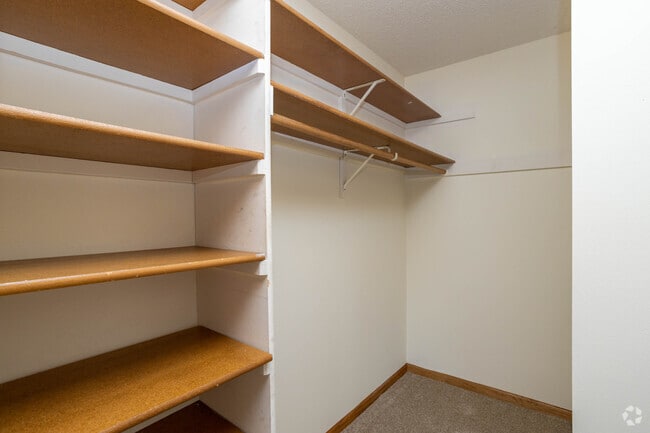 2BR, 2BA - 990SF