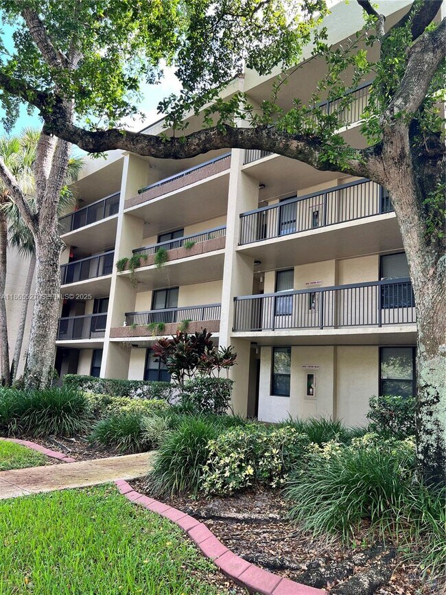 Building Photo - 100 NW 76th Ave Unit 302-2