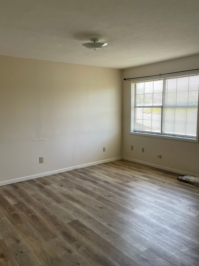 Photo - 150 W 7th St