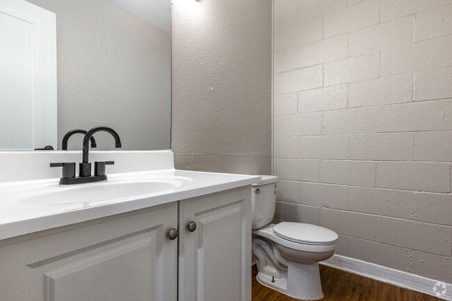 2BR, 1.5BA - 906SF