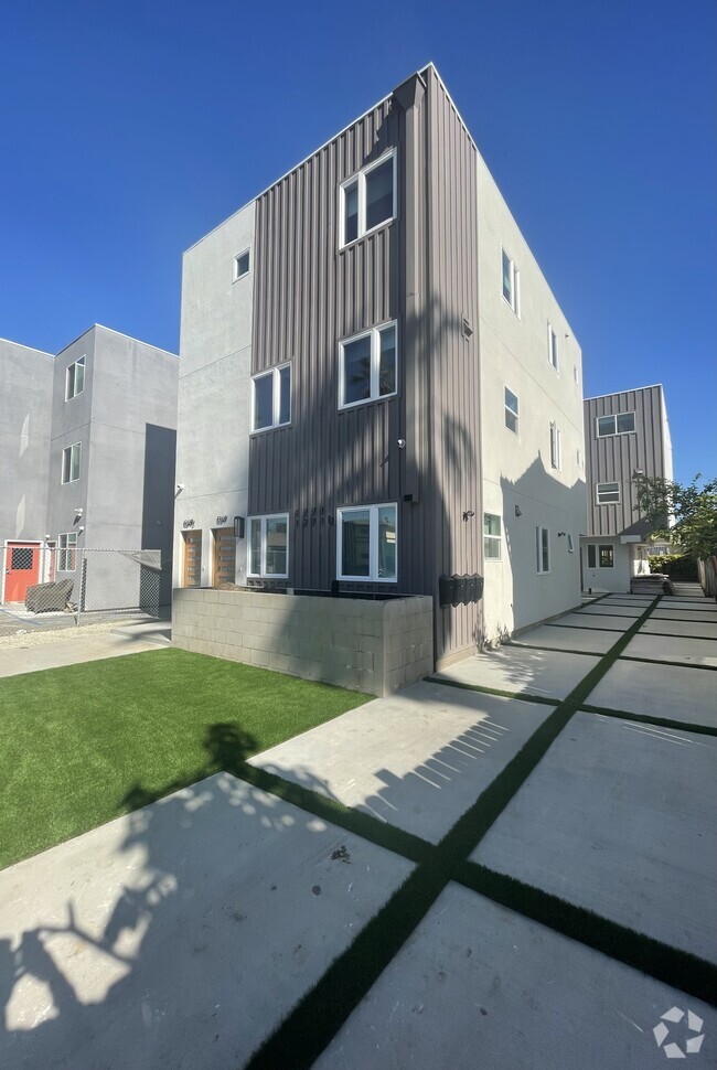 Building Photo - 1269 W 36th St Unit 1271 Rental