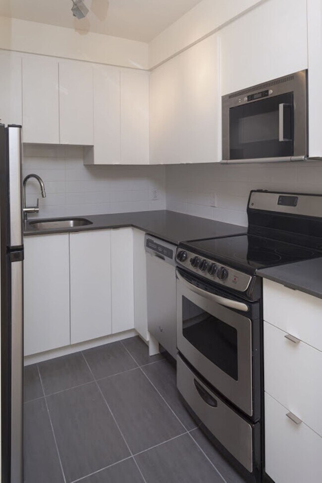 Photo - 4570 Chem. Queen Mary Unit 108