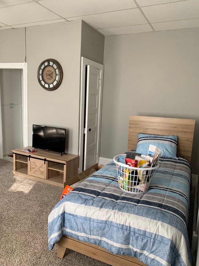 Building Photo - 618 N 5th St