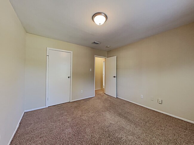 Photo - 2022 Oak Shores Dr