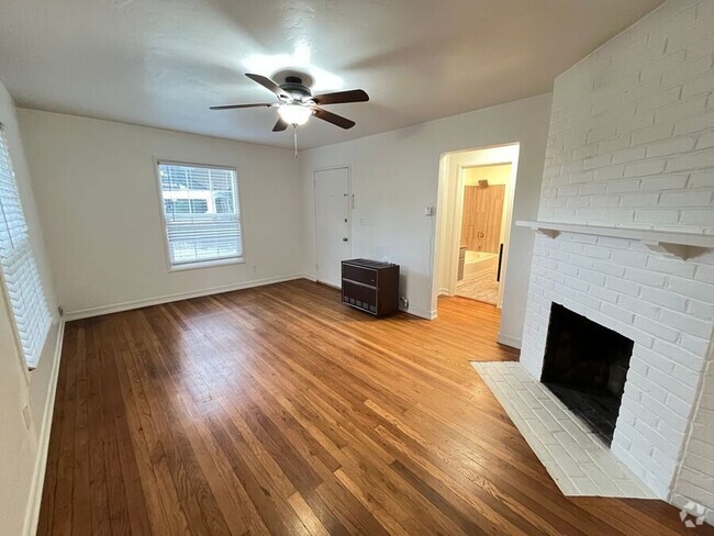 Building Photo - Quiet apartment in convenient location nea...