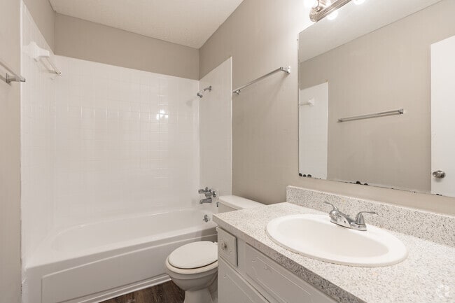 Townhouse 2BR, 1.5BA - 960SF
