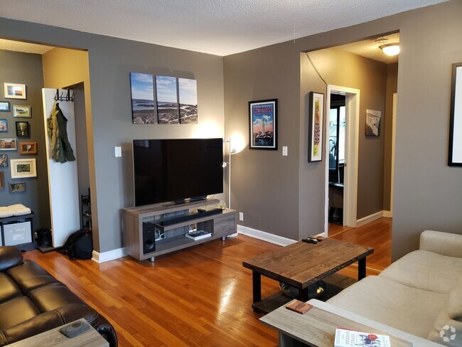 Building Photo - Nicely updated 2 bed with a parking spot i... Rental