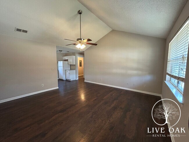 Photo - MOVE IN SPECIAL: $500 OFF 1ST MONTH'S RENT!**