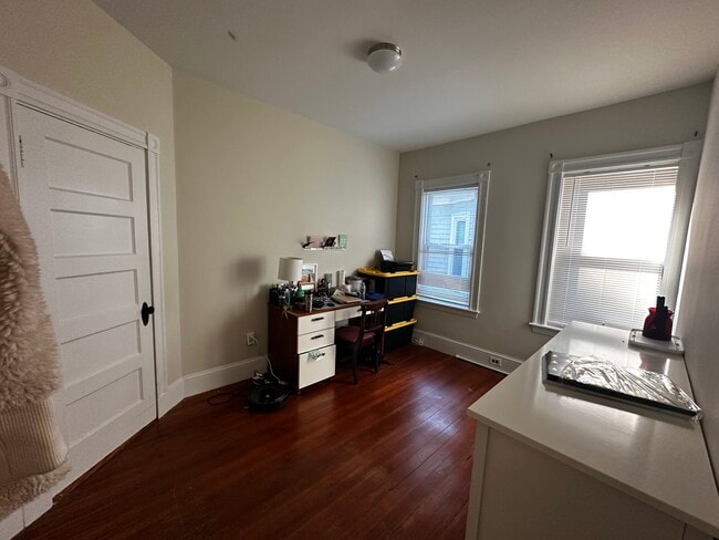 Building Photo - 17 Hunnewell Ave Unit 2