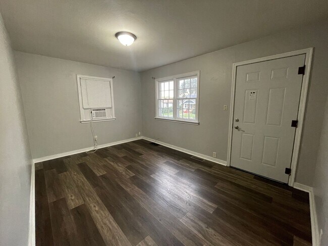 Photo - Updated 1 Bedroom Home - Washer-Dryer Included!
