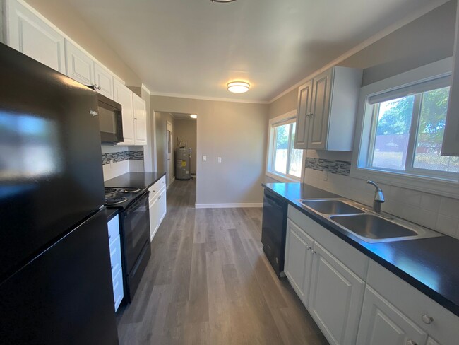 Building Photo - 3 Bed 1.5 bath home in Prineville