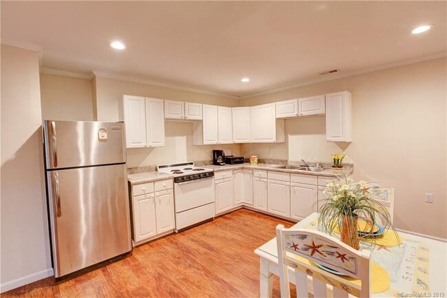 Large Kitchen - 800 Edgewater Dr Unit apartment