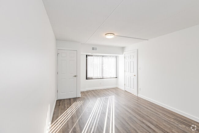 1BR, 1BA - 727SF - Bedroom - The Racquet Club Apartments