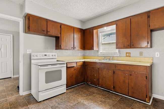 Photo - 807 W Sabine St