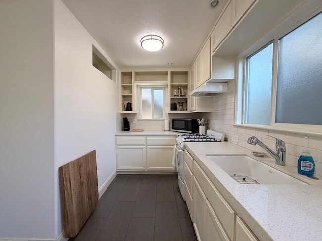 Kitchen - 701 1/2 Atchison St