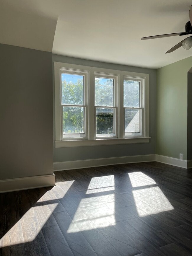 Building Photo - Five Bedroom Home in Central La Crosse