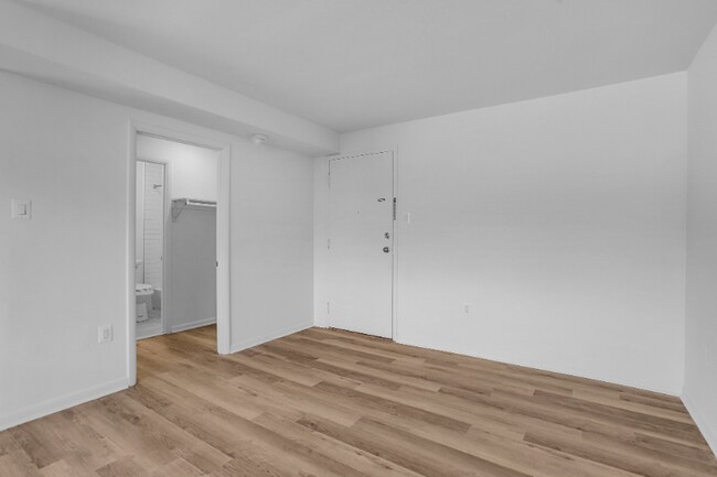 Photo - 4465 MacArthur Blvd NW Unidad 204