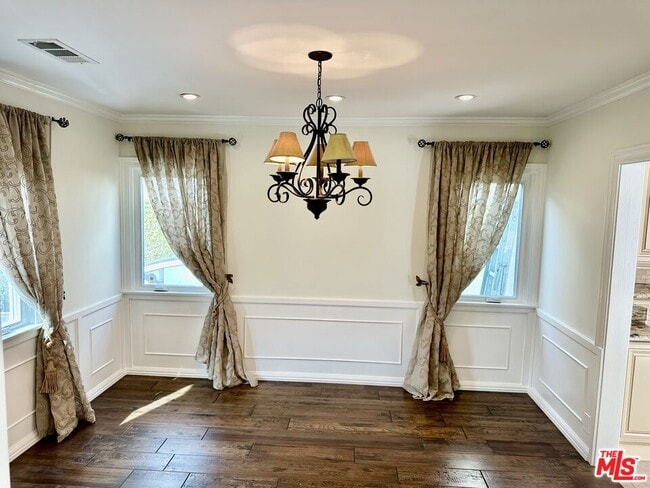 Photo - 128 S Swall Dr