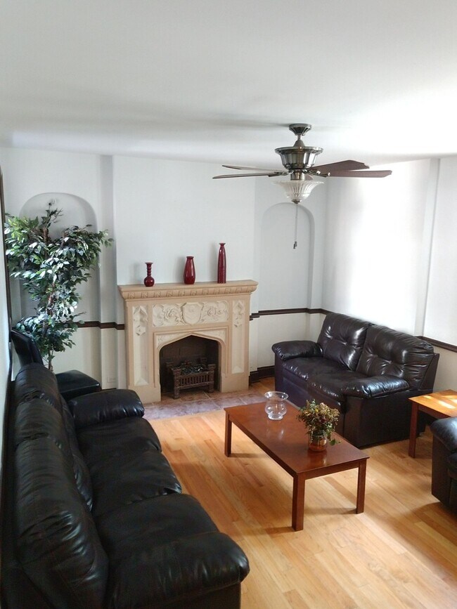 Photo - Edgewater studio w/ separate kitchen! Near Red Line Unit 210