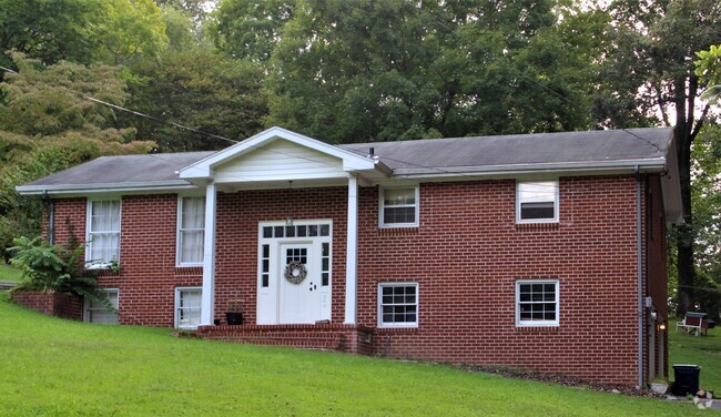 Building Photo - 200 Oakdale St Rental