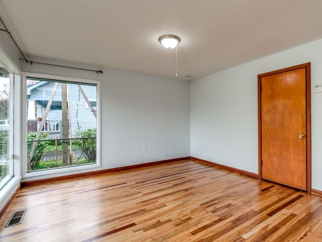 Building Photo - Great 3 BR House with Large Yard and Garage